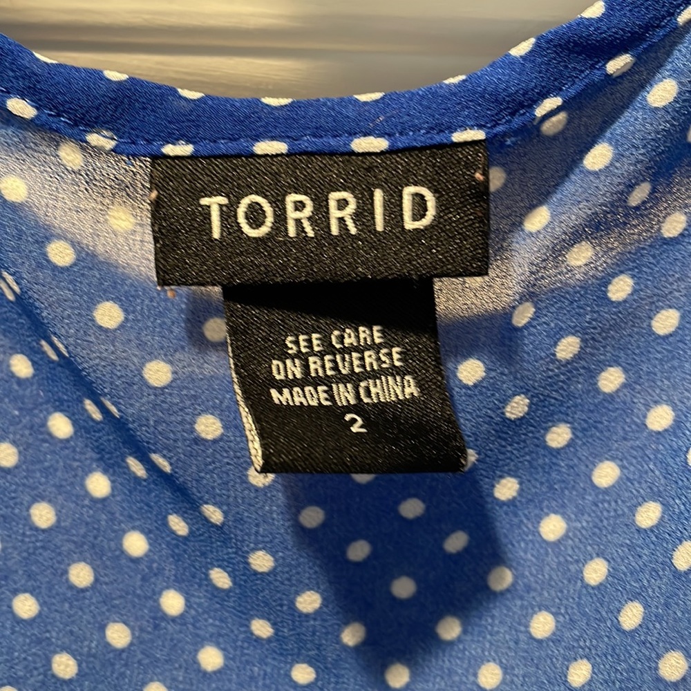 Torrid ladies blue and white polka dot top - Picture 4 of 5